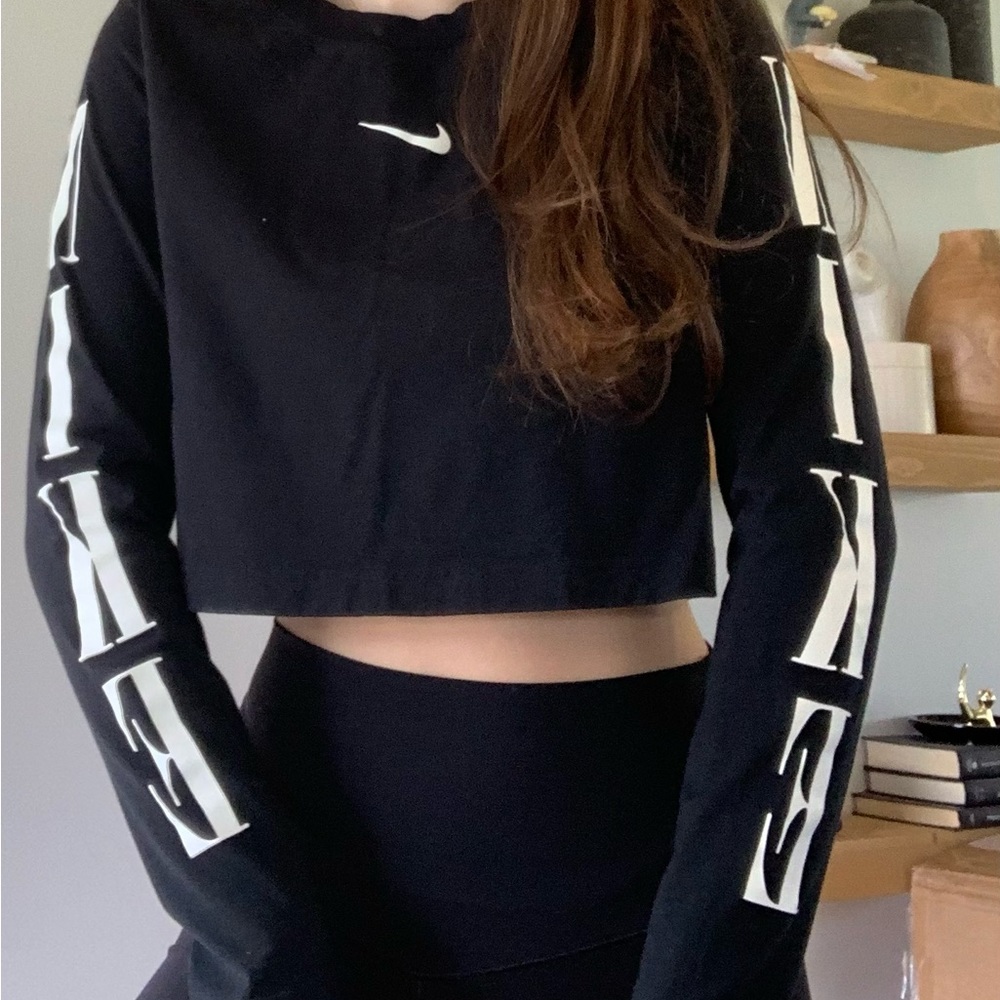 Nike • Cropped Black Long Sleeve T-Shirt Women’s Size Large